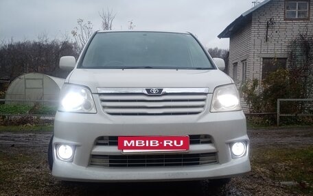 Toyota Noah III, 2003 год, 840 000 рублей, 4 фотография