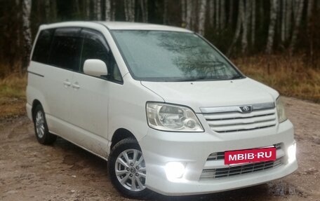 Toyota Noah III, 2003 год, 840 000 рублей, 26 фотография