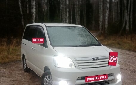 Toyota Noah III, 2003 год, 840 000 рублей, 28 фотография