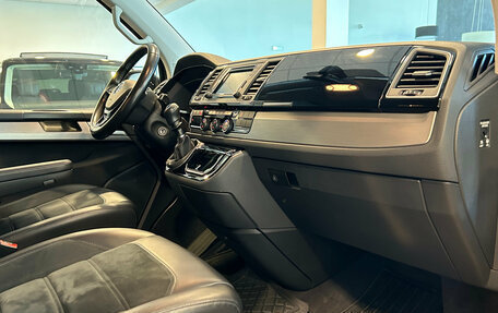 Volkswagen Multivan T6 рестайлинг, 2019 год, 4 000 000 рублей, 23 фотография