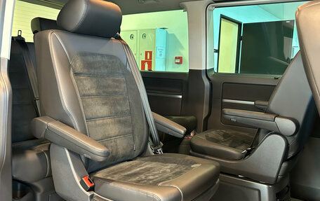 Volkswagen Multivan T6 рестайлинг, 2019 год, 4 000 000 рублей, 21 фотография