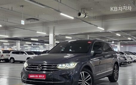Volkswagen Tiguan II, 2022 год, 2 250 000 рублей, 1 фотография