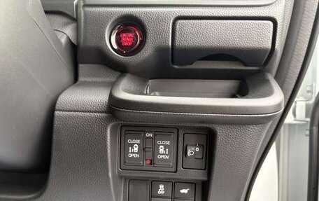 Honda Stepwgn, 2022 год, 2 300 000 рублей, 9 фотография