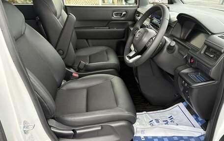 Honda Stepwgn, 2022 год, 2 300 000 рублей, 17 фотография