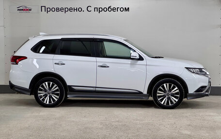 Mitsubishi Outlander III рестайлинг 3, 2020 год, 2 300 000 рублей, 3 фотография