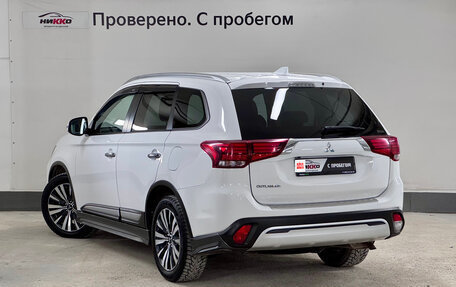 Mitsubishi Outlander III рестайлинг 3, 2020 год, 2 300 000 рублей, 6 фотография