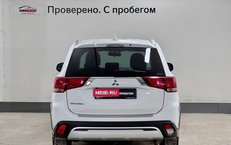 Mitsubishi Outlander III рестайлинг 3, 2020 год, 2 300 000 рублей, 5 фотография