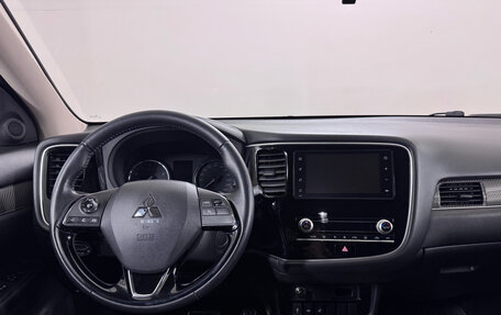 Mitsubishi Outlander III рестайлинг 3, 2020 год, 2 300 000 рублей, 9 фотография