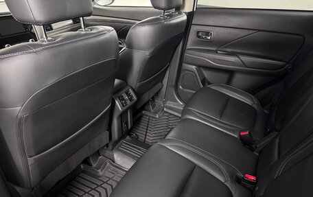 Mitsubishi Outlander III рестайлинг 3, 2020 год, 2 300 000 рублей, 20 фотография