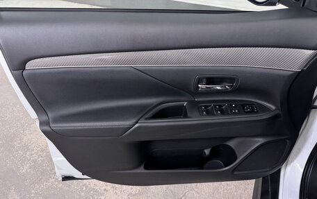 Mitsubishi Outlander III рестайлинг 3, 2020 год, 2 300 000 рублей, 21 фотография