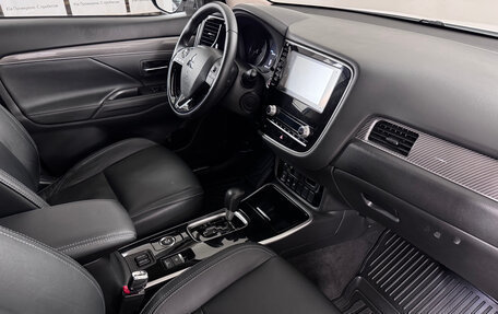 Mitsubishi Outlander III рестайлинг 3, 2020 год, 2 300 000 рублей, 8 фотография