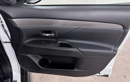 Mitsubishi Outlander III рестайлинг 3, 2020 год, 2 300 000 рублей, 22 фотография