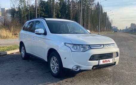 Mitsubishi Outlander III рестайлинг 3, 2013 год, 1 200 000 рублей, 3 фотография