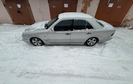 Mercedes-Benz E-Класс, 1998 год, 600 000 рублей, 2 фотография