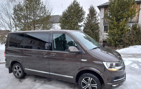 Volkswagen Caravelle T6 рестайлинг, 2017 год, 2 700 000 рублей, 1 фотография