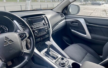 Mitsubishi Pajero Sport III рестайлинг, 2018 год, 2 650 000 рублей, 12 фотография