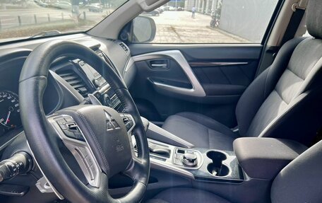 Mitsubishi Pajero Sport III рестайлинг, 2018 год, 2 650 000 рублей, 13 фотография