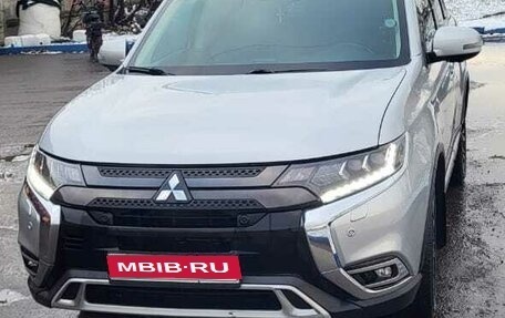 Mitsubishi Outlander III рестайлинг 3, 2021 год, 2 400 000 рублей, 1 фотография