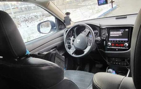 Mitsubishi Outlander III рестайлинг 3, 2021 год, 2 400 000 рублей, 8 фотография