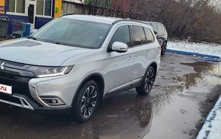 Mitsubishi Outlander III рестайлинг 3, 2021 год, 2 400 000 рублей, 3 фотография