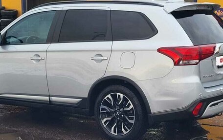 Mitsubishi Outlander III рестайлинг 3, 2021 год, 2 400 000 рублей, 2 фотография