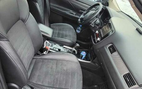 Mitsubishi Outlander III рестайлинг 3, 2021 год, 2 400 000 рублей, 10 фотография