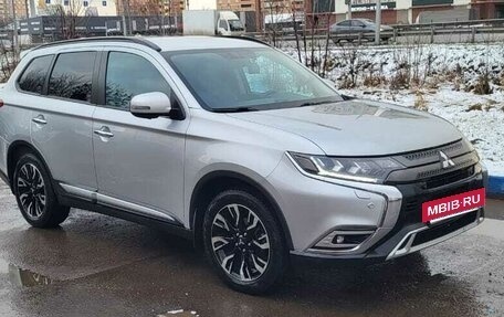 Mitsubishi Outlander III рестайлинг 3, 2021 год, 2 400 000 рублей, 6 фотография