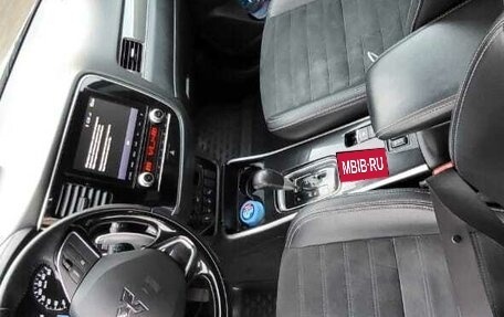 Mitsubishi Outlander III рестайлинг 3, 2021 год, 2 400 000 рублей, 11 фотография