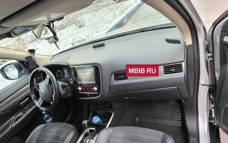 Mitsubishi Outlander III рестайлинг 3, 2021 год, 2 400 000 рублей, 15 фотография