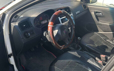 Volkswagen Polo VI (EU Market), 2010 год, 350 000 рублей, 2 фотография