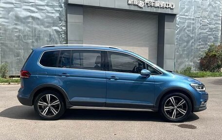 Volkswagen Touran III, 2021 год, 1 750 000 рублей, 3 фотография