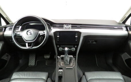 Volkswagen Passat B8 рестайлинг, 2017 год, 1 990 000 рублей, 6 фотография