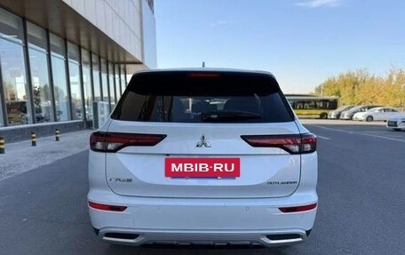 Mitsubishi Outlander, 2022 год, 2 600 000 рублей, 3 фотография