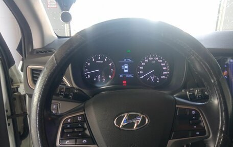 Hyundai Solaris II рестайлинг, 2017 год, 1 025 000 рублей, 1 фотография