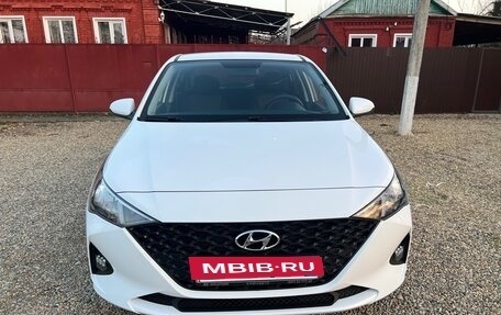 Hyundai Solaris II рестайлинг, 2021 год, 1 680 000 рублей, 2 фотография