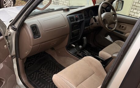 Toyota Hilux Surf III рестайлинг, 2001 год, 1 940 000 рублей, 30 фотография