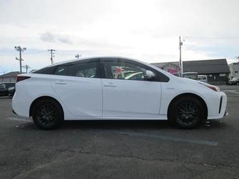 Toyota Prius IV XW50, 2022 год, 1 600 000 рублей, 1 фотография