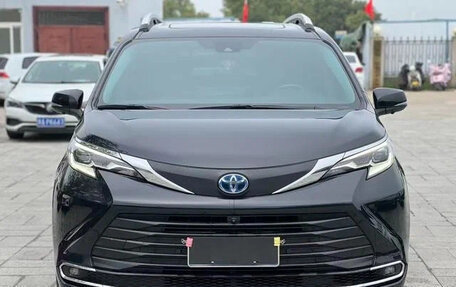 Toyota Sienna, 2021 год, 3 250 000 рублей, 2 фотография