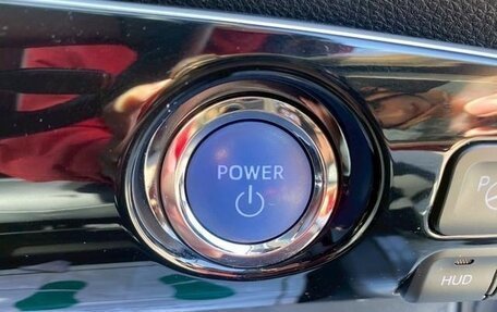 Toyota Prius IV XW50, 2019 год, 1 440 000 рублей, 4 фотография