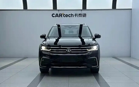 Volkswagen Tiguan II, 2023 год, 4 353 500 рублей, 2 фотография
