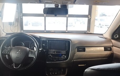 Mitsubishi Outlander III рестайлинг 3, 2019 год, 2 150 000 рублей, 10 фотография