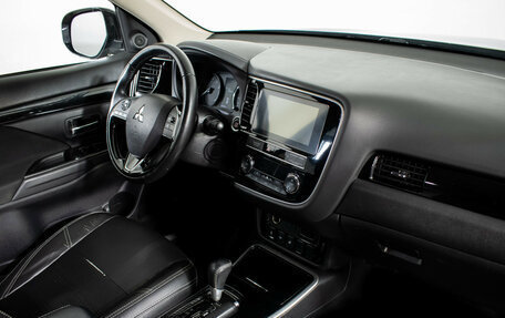 Mitsubishi Outlander III рестайлинг 3, 2018 год, 1 940 000 рублей, 10 фотография