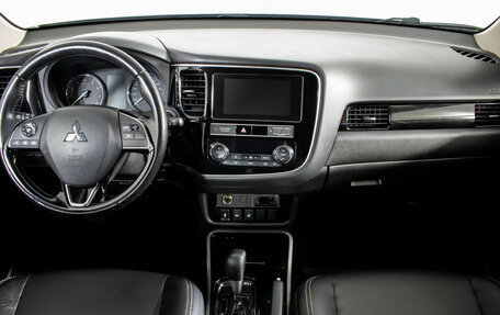 Mitsubishi Outlander III рестайлинг 3, 2018 год, 1 940 000 рублей, 11 фотография