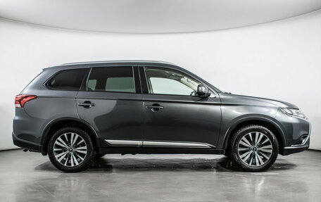 Mitsubishi Outlander III рестайлинг 3, 2018 год, 1 940 000 рублей, 4 фотография