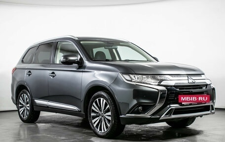 Mitsubishi Outlander III рестайлинг 3, 2018 год, 1 940 000 рублей, 3 фотография