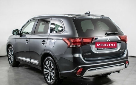 Mitsubishi Outlander III рестайлинг 3, 2018 год, 1 940 000 рублей, 7 фотография