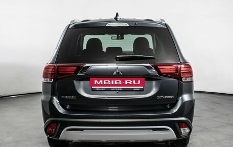 Mitsubishi Outlander III рестайлинг 3, 2018 год, 1 940 000 рублей, 6 фотография