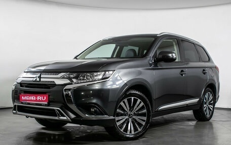 Mitsubishi Outlander III рестайлинг 3, 2018 год, 1 940 000 рублей, 1 фотография