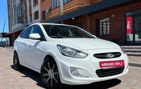 Hyundai Solaris II рестайлинг, 2013 год, 1 000 000 рублей, 2 фотография
