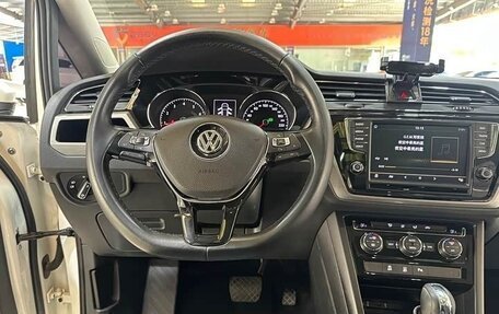 Volkswagen Touran III, 2018 год, 1 756 000 рублей, 15 фотография